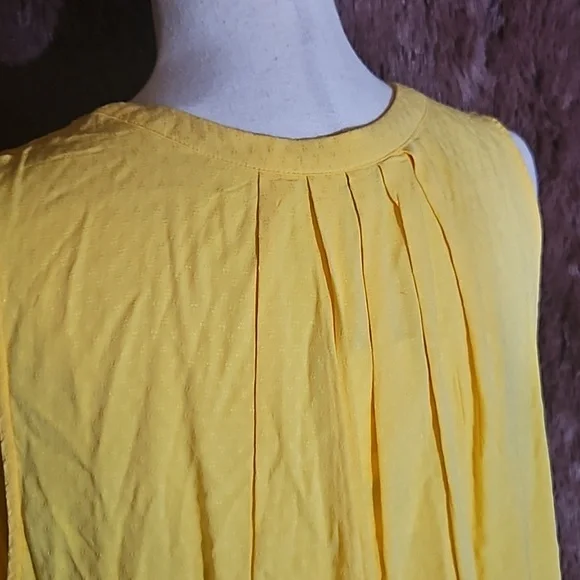 Crown & Ivy Textured Sleeveless Blouse NWT - Picture 3 of 5